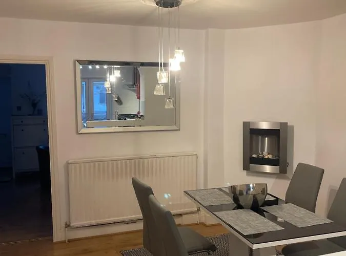 Spare In A Family House * Μπρίστολ