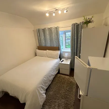 Проживание в семье Spare In A Family House Бристоль