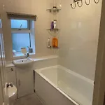 Проживання в сім'ї Spare In A Family House