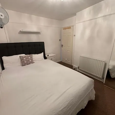 Spare In A Family House 홈스테이 브리스틀