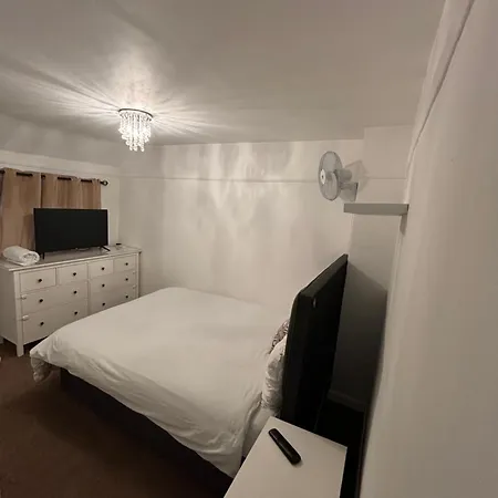 בית אירוח Spare In A Family House בריסטול